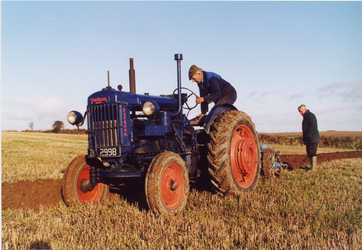 blue-tractor-1555820